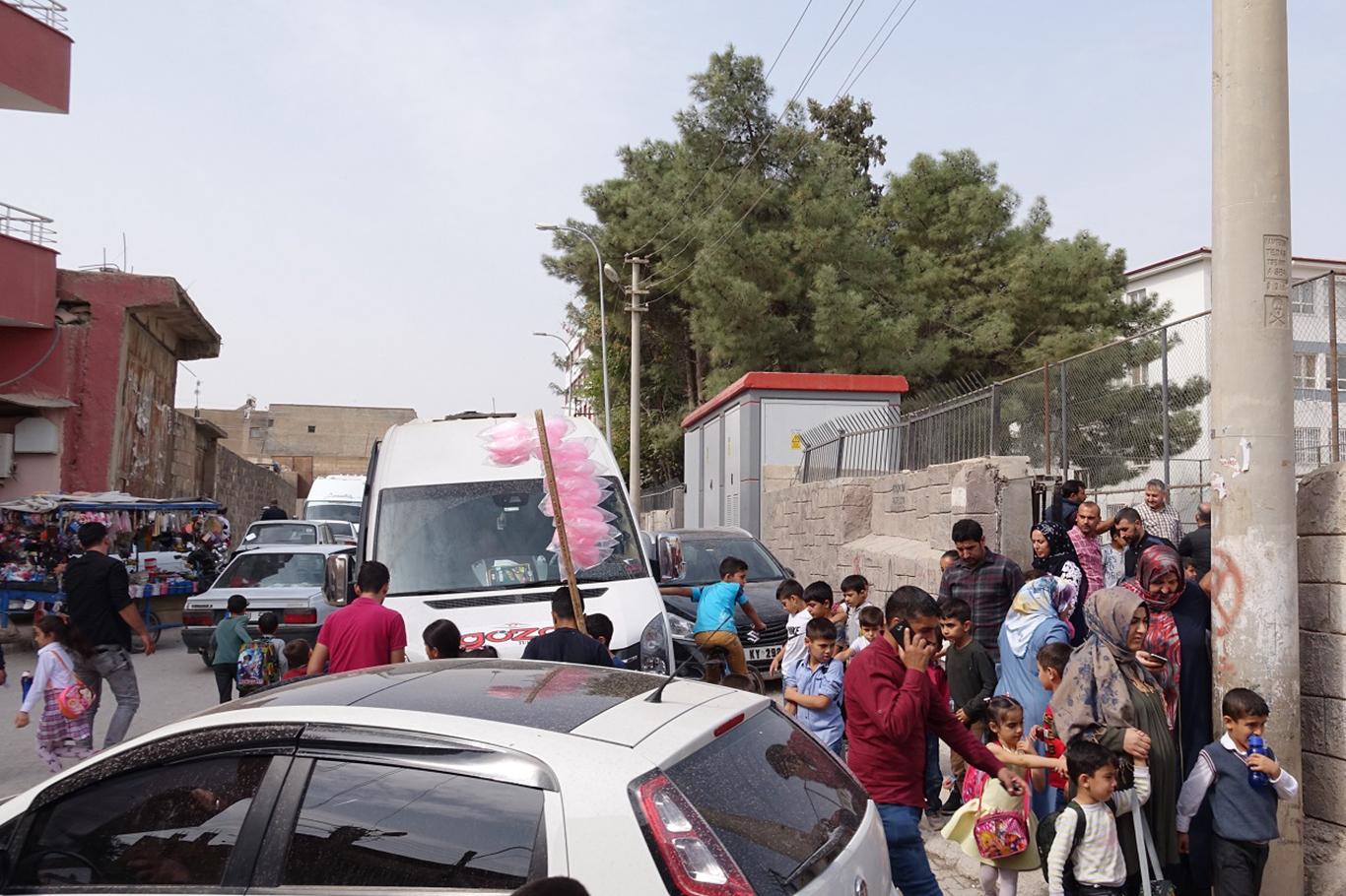 Veliler ikili eğitim için imza kampanyası başlattı Veliler ikili eğitim için imza kampanyası başlattı